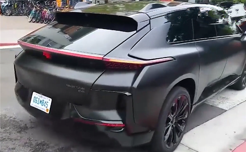 街头实拍贾跃亭的FF91实车,配对开门,续航700公里,2.3秒破百