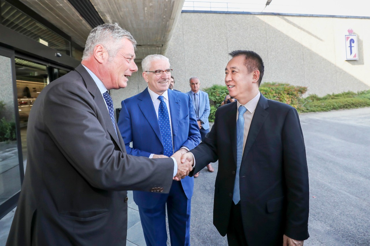密集考察欧洲,许家印与世界汽车巨匠握手,释放了一个重大信号