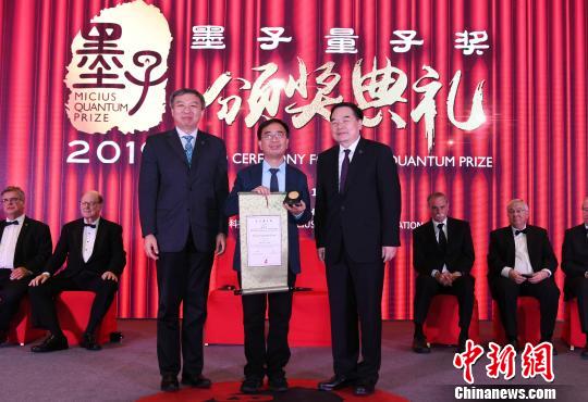 中國科學技術大學教授潘建偉獲得實驗類獎項,以表彰其開創性的實驗工作使具有現實安全的廣域量子通信成爲可能。 韓蘇原 攝