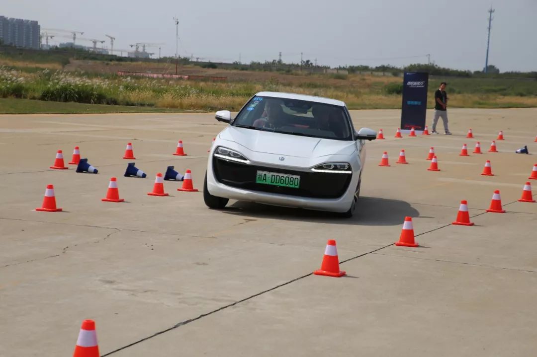 10多万的“双门跑车”,6.9秒破百,还带面部识别!瞧一瞧?