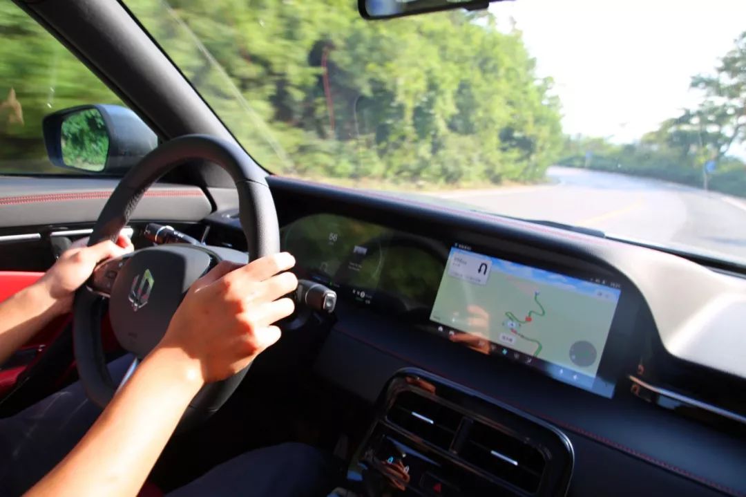 10多万的“双门跑车”,6.9秒破百,还带面部识别!瞧一瞧?