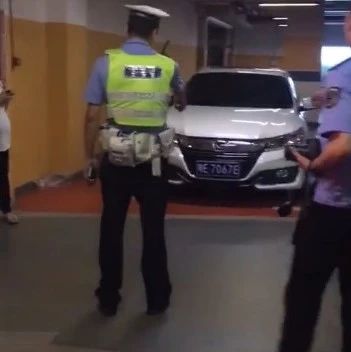 聪明反被聪明误？为省停车费，被交警认定为伪造号牌