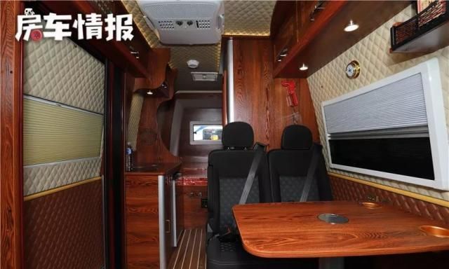 首款可拓展的B型房车,中式内装两米大床能住3-4人,空间是亮点