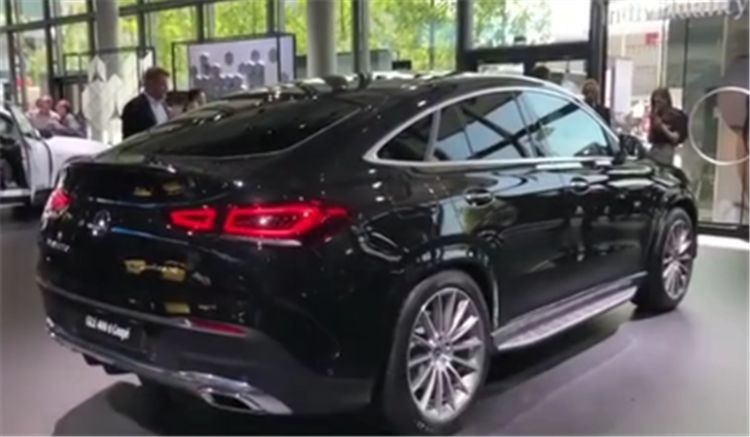 全新奔驰GLE Coupe，压尾车身，配“满天星”中网，马力367匹