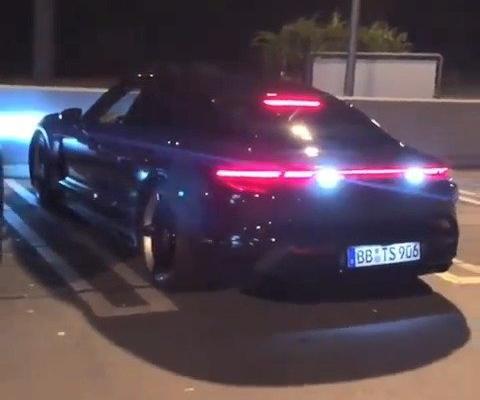 保时捷 taycan turboS 现身街头。