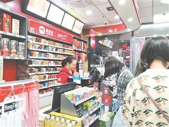 晚11点,重庆合川一家便利店店员正在收银。