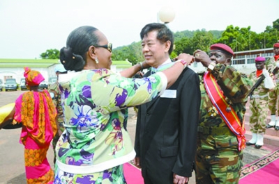 2014年11月19日，中非过渡元首庞扎在总统府举行仪式，为驻中非大使孙海潮颁发国家级“感谢”勋章，这是中非为感谢外国人士而颁发的最高荣誉。