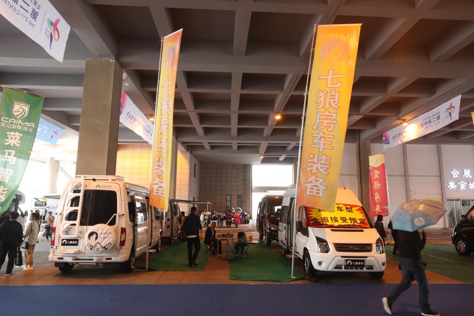 内饰更具特色,七狼国六大通B型(纵置床)房车