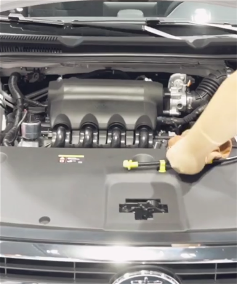 全新秦Pro燃油版,排量1.5L,配CVT,中控大屏可自适应旋转