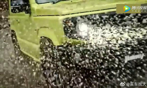 2019款吉姆尼越野展示，爬雪山，趟泥地，性能不输奔驰G