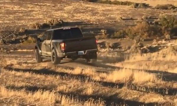 实拍福特猛禽皮卡山地越野测试 妈妈再也不用担心我陷泥潭里了