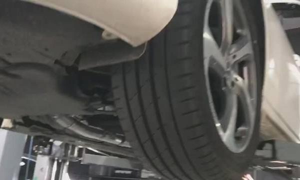 奔驰E300L Repose中尾段阀门款排气装车