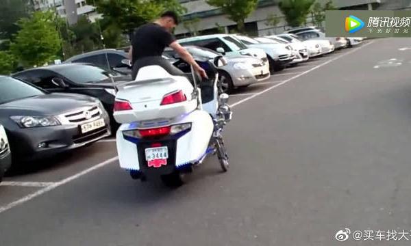 本田金翼加装这个东西，在不怕摔车，女人也可以轻松驾驶