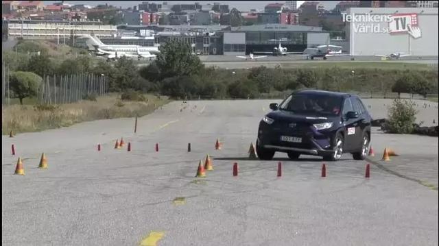 全新丰田RAV4,麋鹿测试中“迷路”了,车辆失控差点儿翻车