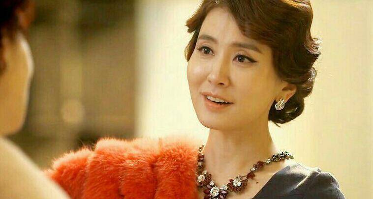 年轻时貌美如花,中年成妈妈专业户,48岁经历两次婚姻终获幸福 年轻时貌美如花,中年成妈妈专业户,48岁经历两次婚姻终获幸福