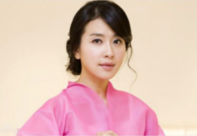 年轻时貌美如花,中年成妈妈专业户,48岁经历两次婚姻终获幸福 年轻时貌美如花,中年成妈妈专业户,48岁经历两次婚姻终获幸福