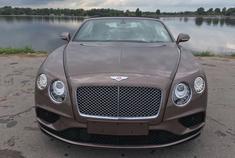 2018宾利敞篷GTCS  颜色：阿拉伯咖啡色/马鞍棕＋鲸鱼黑