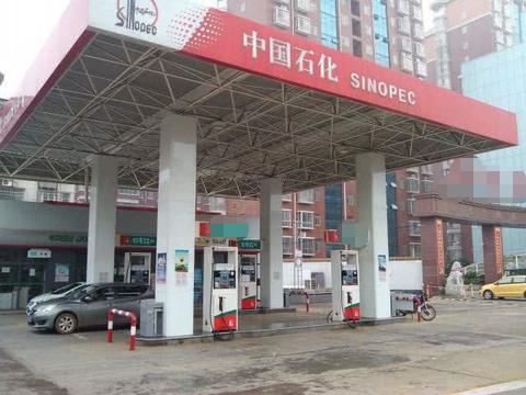92号汽油3.88元一升？车主排起长队，必须一次性加满