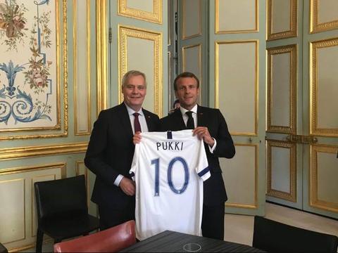 有排面！芬兰总理访问法国，向马克龙赠普基球衣