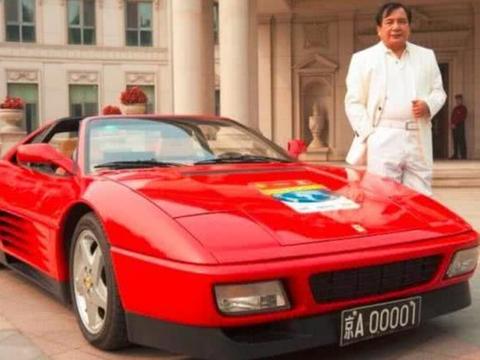 国内首辆法拉利再现街头，车牌价值堪比路虎，给辆劳斯莱斯都不换