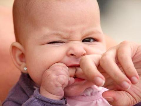 宝宝喜欢推人，咬人，揪别人头发怎么办？