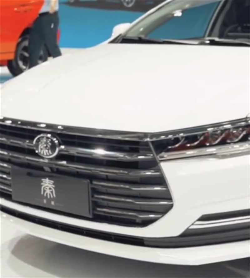 全新秦Pro燃油版,排量1.5L,配CVT,中控大屏可自适应旋转
