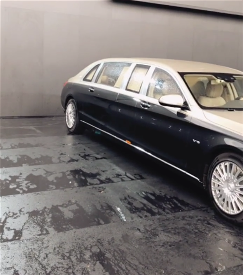 新迈巴赫S650普尔曼,6.5米长,采用双拼色漆,仍配“星辰”尾灯