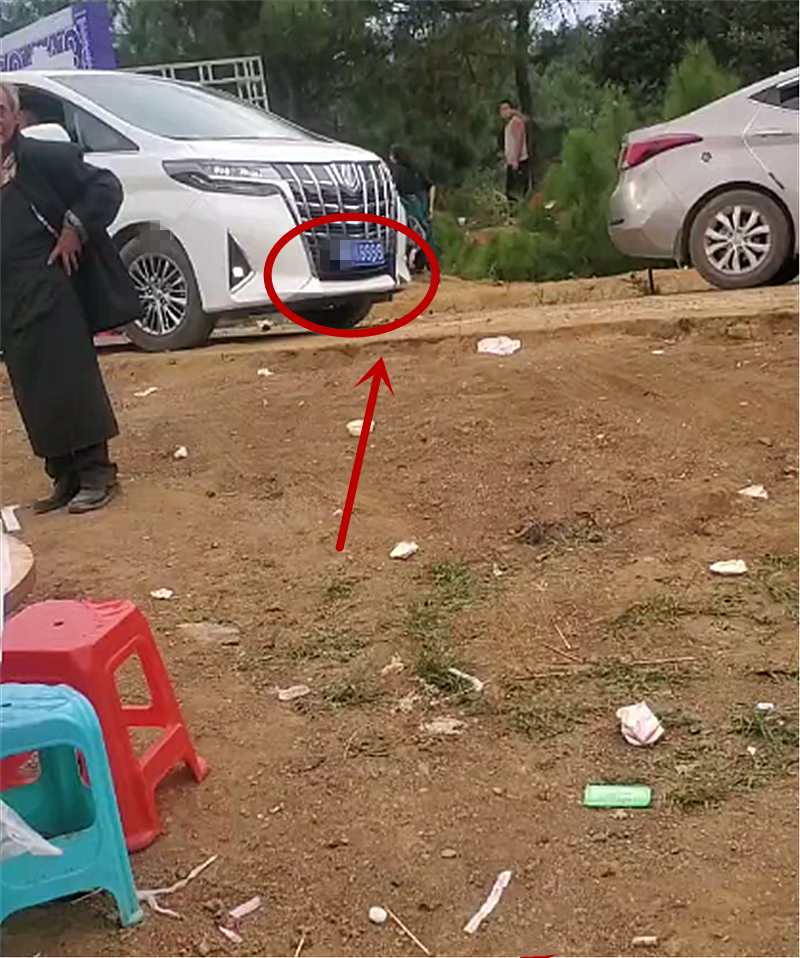 落地百万的埃尔法现农村,加价35万,销量不断,还挂8888车牌