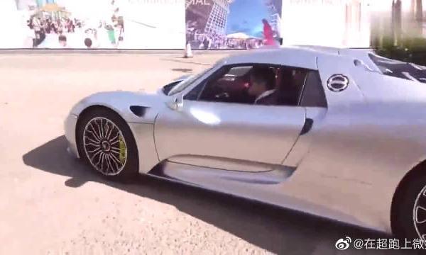 蛙王超跑保时捷918出门了，它就是现在这条街上最靓的仔。