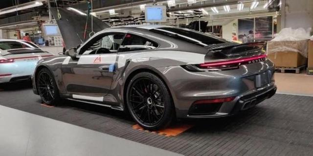 或将搭载3.8T水平对置六缸发动机，新911 Turbo低伪谍照