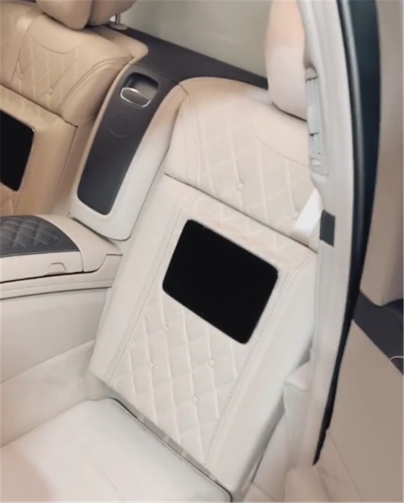 新迈巴赫S650普尔曼,6.5米长,采用双拼色漆,仍配“星辰”尾灯
