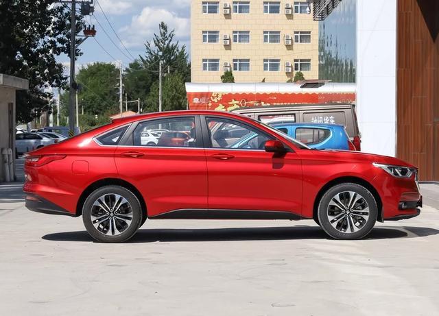 起步价8万多的B级车,溜背式设计真拉风,中控造型太有科技感了
