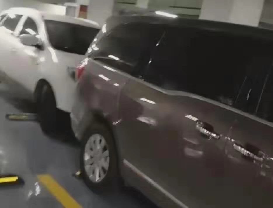 小区私家车位被占,车主霸气回击用两辆车堵:不道歉就这么停着!