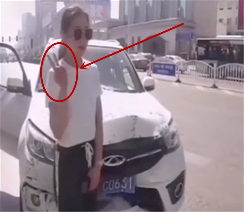 13万奇瑞撞杆,车主女司机,交警取证拍照时,她还比划“剪刀手”