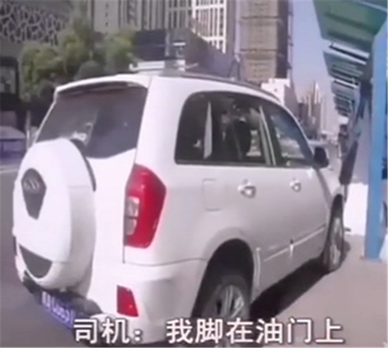 13万奇瑞撞杆,车主女司机,交警取证拍照时,她还比划“剪刀手”
