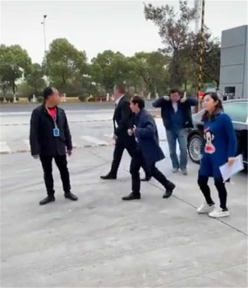 新董事“张总”上任,出门迈巴赫S级,下车有人为他披衣,架子大