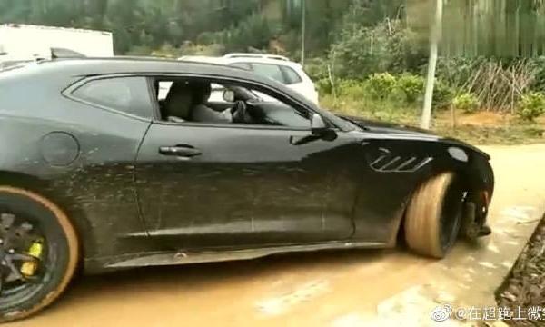 豪车科迈罗跑车下乡，吸引来不少村民观看，土豪回去又有得洗了