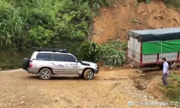 霸气外露，这辆越野车真不错，不知我的哈弗H6能不能开过去