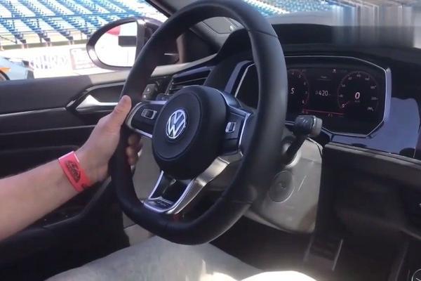 新款大众速腾GLI VS 本田思域Type-R，红标思域这次好像输了。