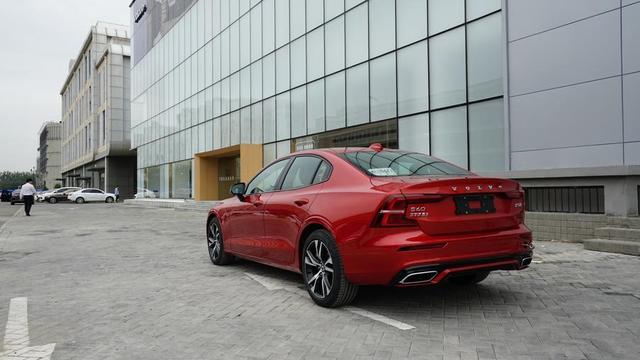 全新一代国产沃尔沃S60实车曝光,全系搭载2.0T涡轮增压发动机
