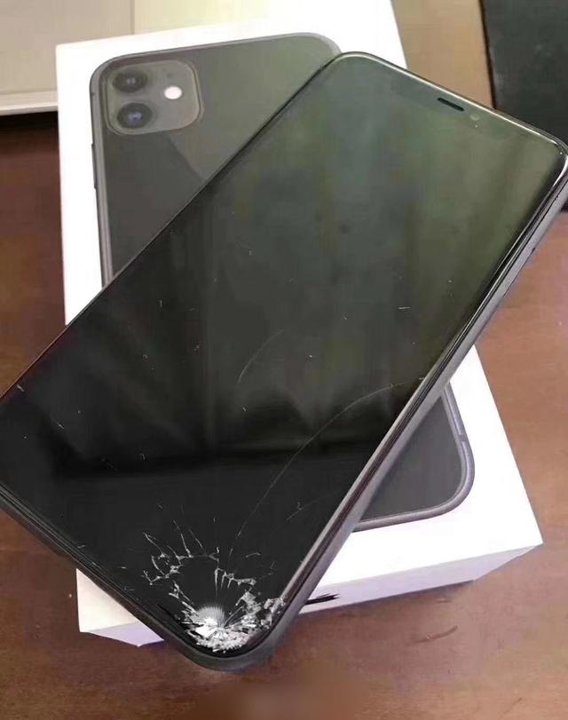iphone11摔碎照片,iphone11摔碎照片实拍 iphone11系列花式碎屏秀,你觉得哪台碎的有艺术感?
