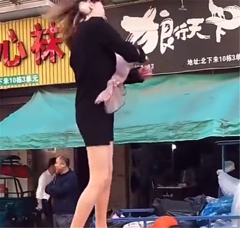 一批网红齐聚宁波,座驾都是敞篷跑车,一个个站车顶跳舞,想走红