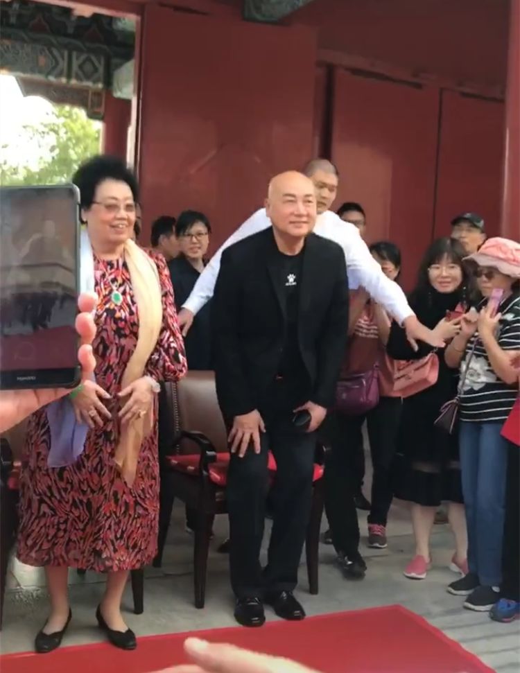 67岁迟重瑞合影,主动让c位给78岁妻子陈丽华,网友:像跟班的