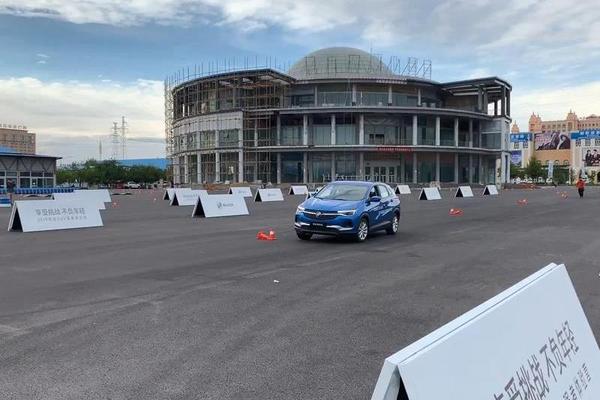 昂科拉绕桩表现，有一定运动属性，悬挂支撑行不错