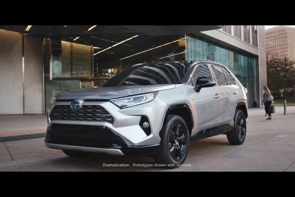 全新丰田RAV4外观很是不错，就是中空屏幕差点……