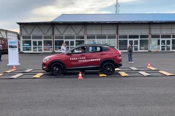 昂科拉过减速带测试，车顶晃动非常小