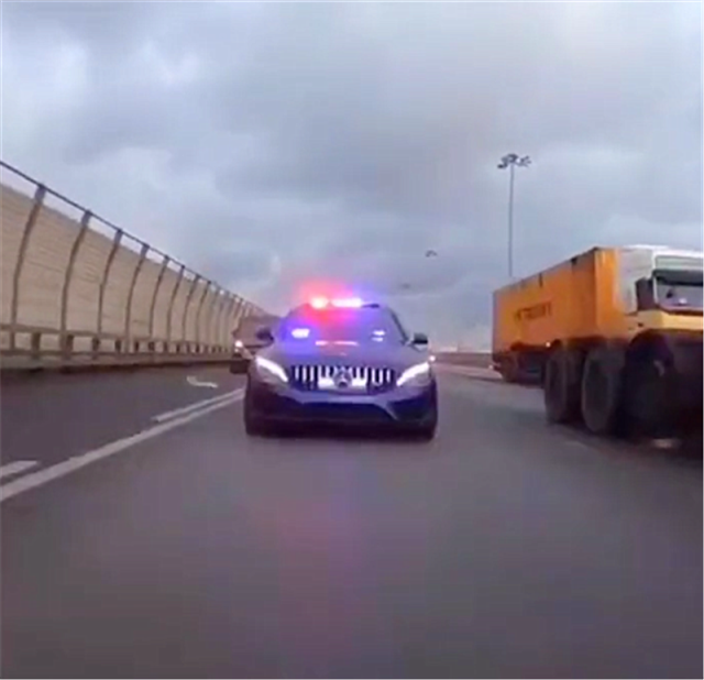 同是警车,国内用吉利、红旗,国外用奔驰C63S,510马力4秒破百
