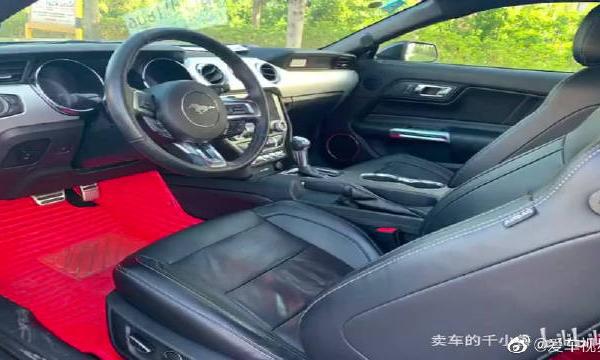 福特野马，内饰就很一般啦！有钱没钱开野马！