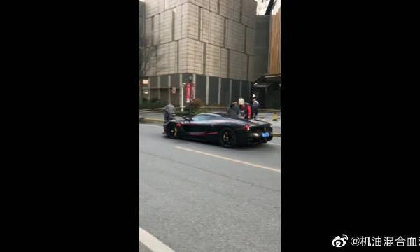 马王法拉利上街了！来一起感受下这V12引擎的声浪~