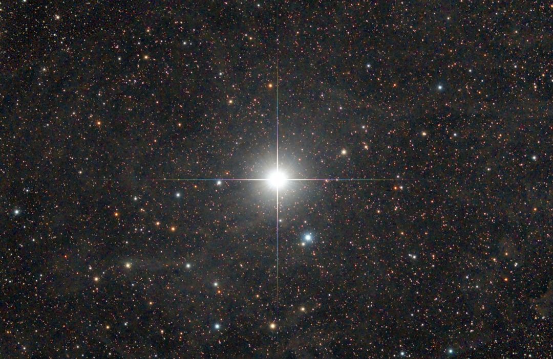 而是在天空中的位置始终保持不变,这颗星星就是北极星,它为众星所拱